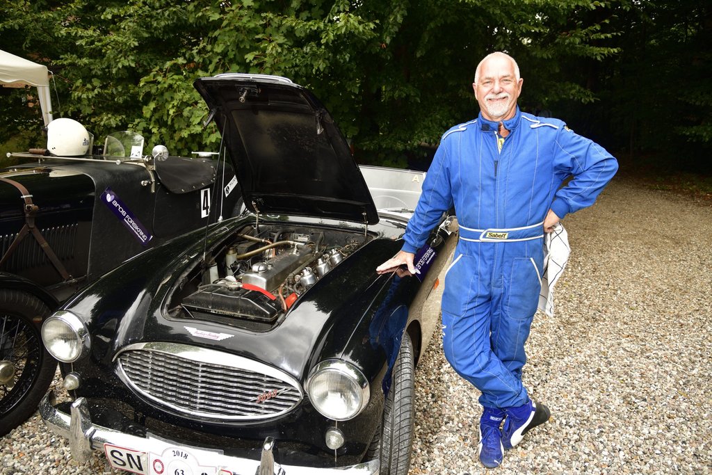 Tilskuerne kommer helt tæt på bilerne i ryttergården. Her er det hotelejer Hans Geschwendtner fra Munkebjerg Hotel, der fremviser sin Austin-Healey 3000 Mk 1 fra 1959.
(Foto: Michael Eisenberg)